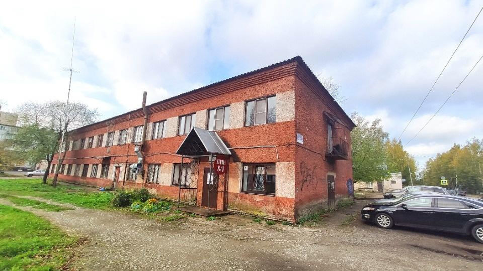 Продам офис
Продаются два отдельных помещения, состоящие из двух комнат 24,2 кв.м. и 28,4 кв.м. В каждое помещение отдельный вход. Металлическая дверь. Есть возможность их совместить. Расположены на втором этаже. В одном помещении площадью 28,4 кв.м. есть выход на балкон, возможно оборудовать отдель